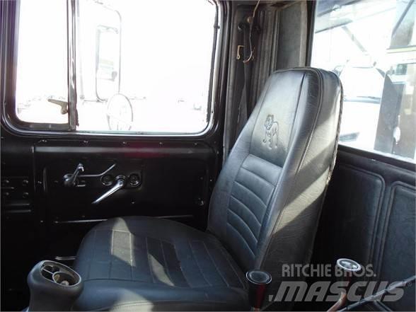 Mack RD600 Camion cu carlig de ridicare