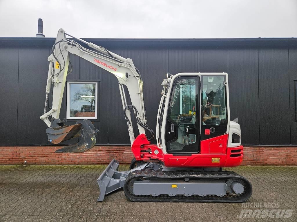 Takeuchi TB250-2 Paleta de manipulare