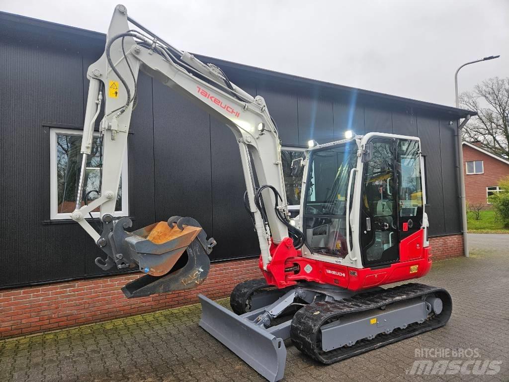Takeuchi TB250-2 Paleta de manipulare