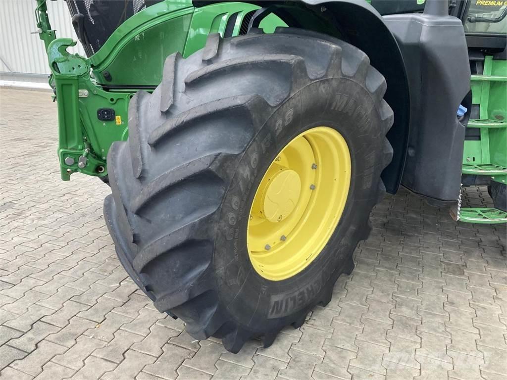 John Deere 6215R Tractoare