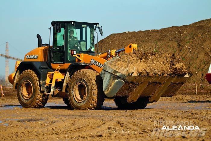 CASE 921 F Incarcator pe pneuri