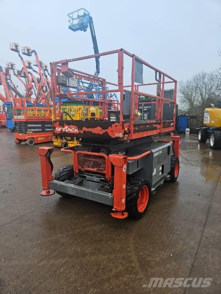SkyJack 6832RT Platforme foarfeca