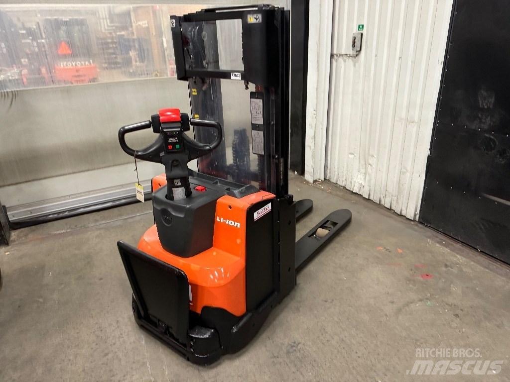 Toyota SWE120L Transpaleta manuala