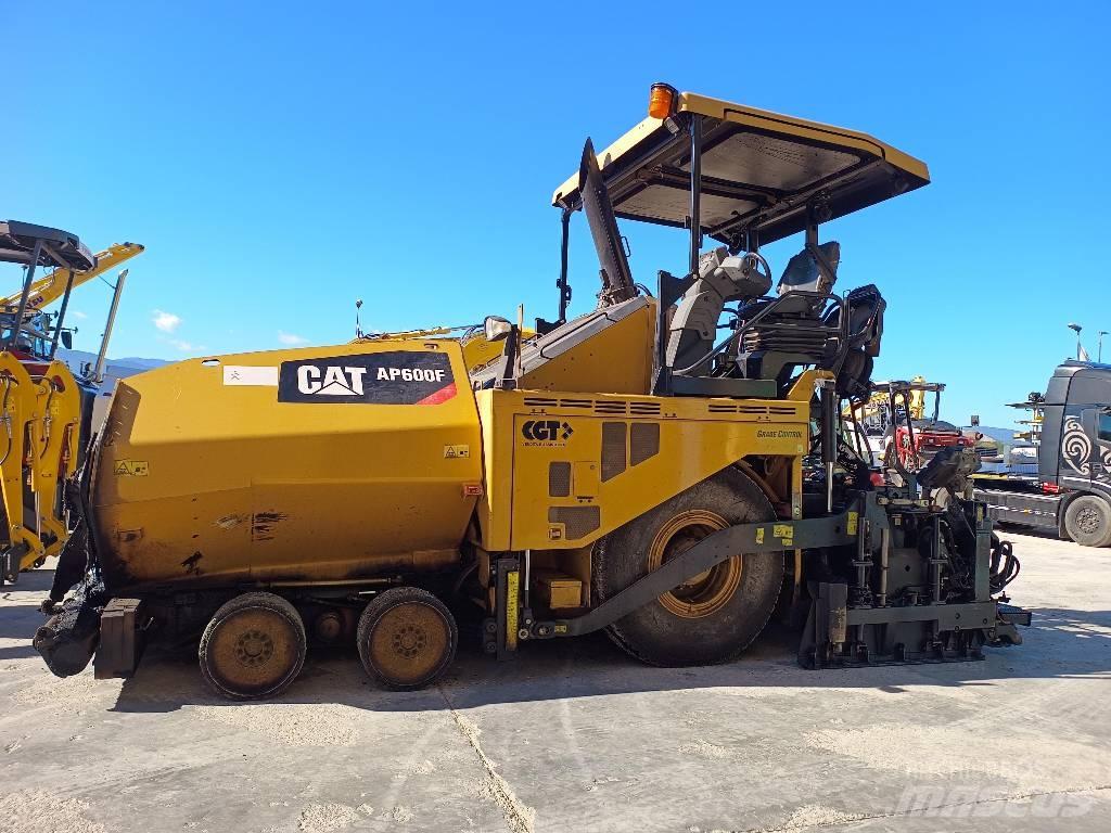 CAT AP 600F Pavatoare asfalt