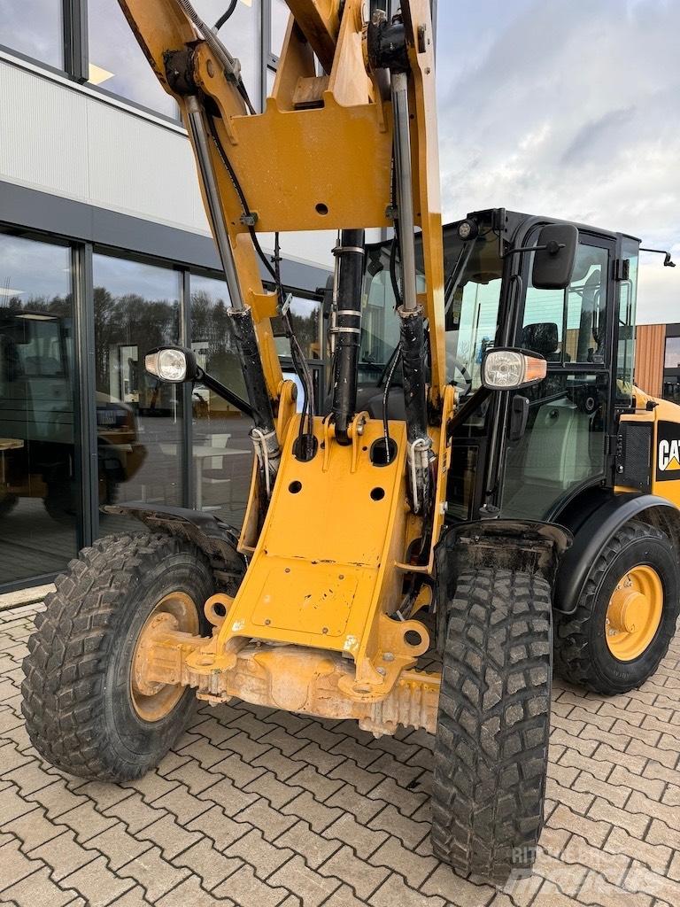 CAT 906M Incarcator pe pneuri