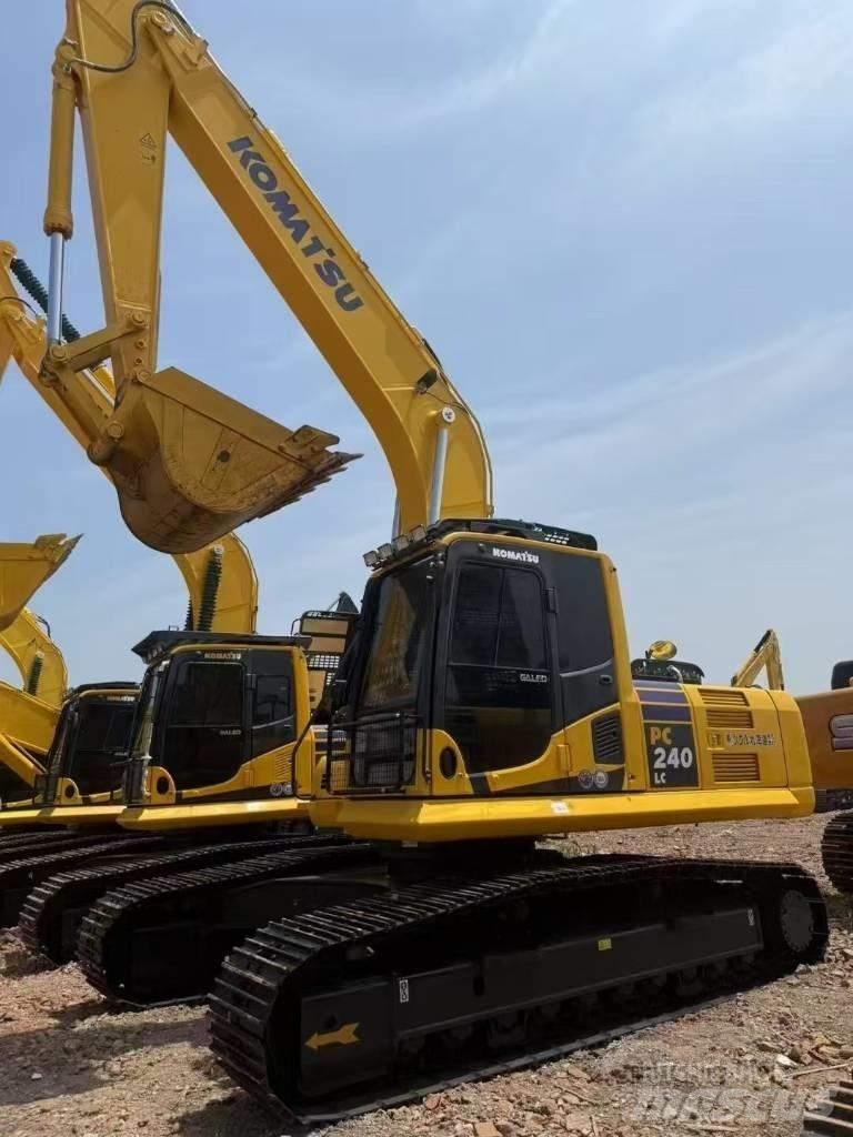Komatsu 240LC-8 Excavatoare pe șenile
