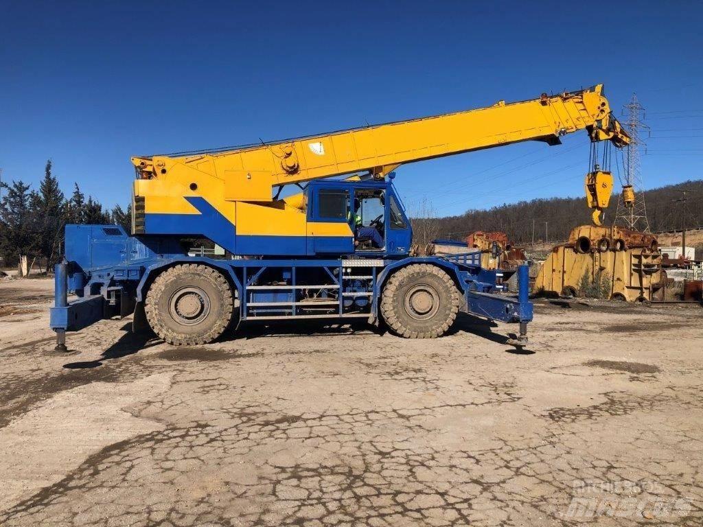 Kobelco RK 450 Macara teren accidentat