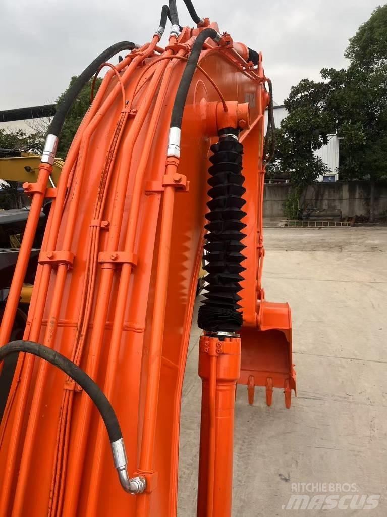 Hitachi ZX 200 Excavatoare pe șenile

