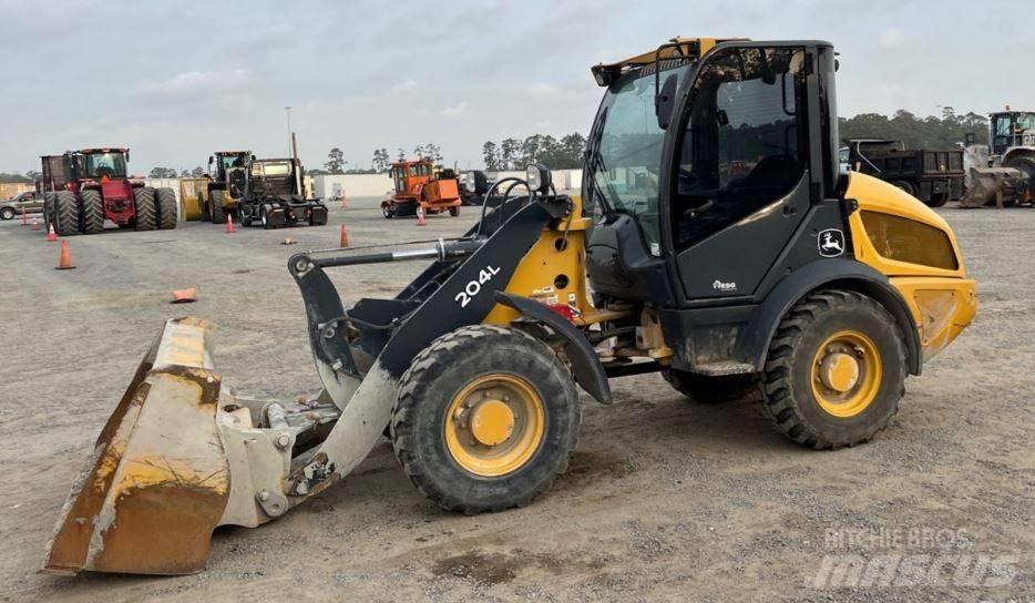 John Deere 204L Incarcator pe pneuri