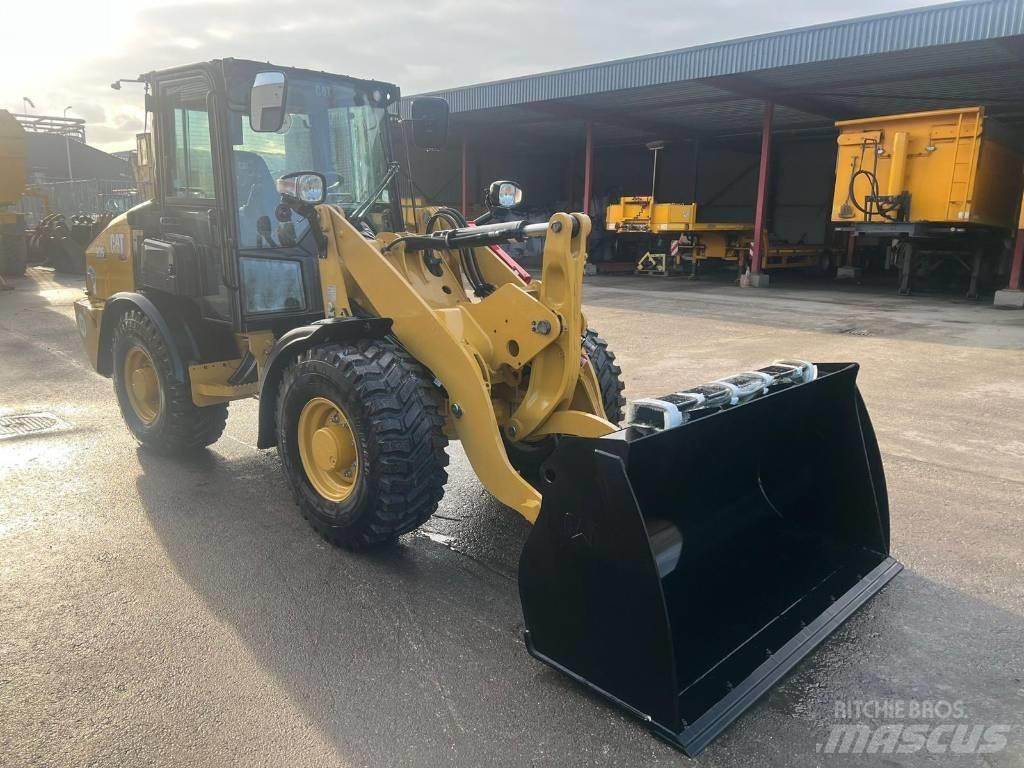 CAT 906 Incarcator pe pneuri