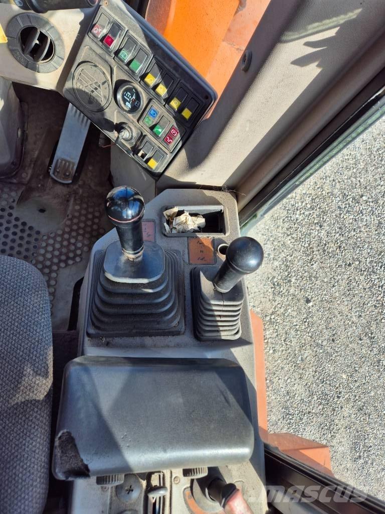 Hitachi FR 130 Incarcator pe pneuri