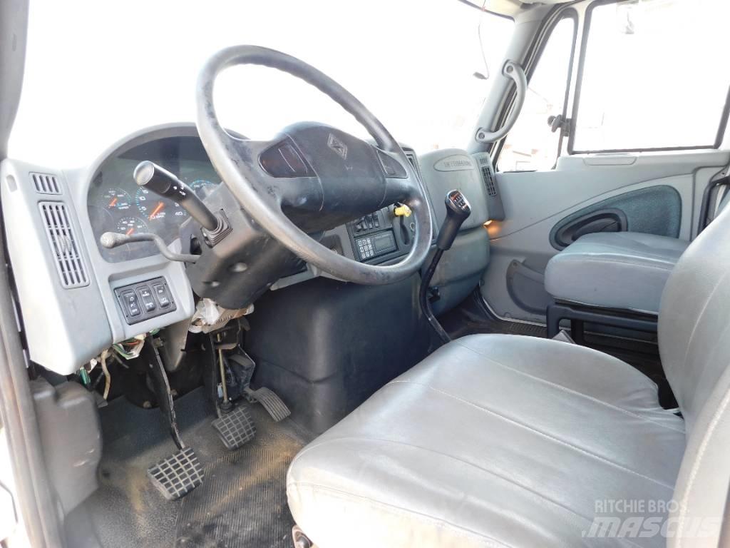 International 4400 Camion cadru container