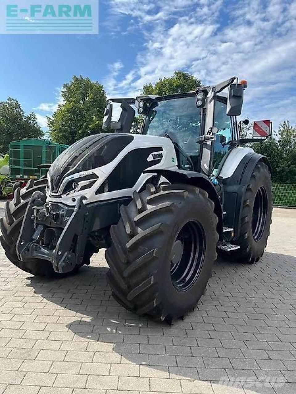 Valtra q245 Tractoare
