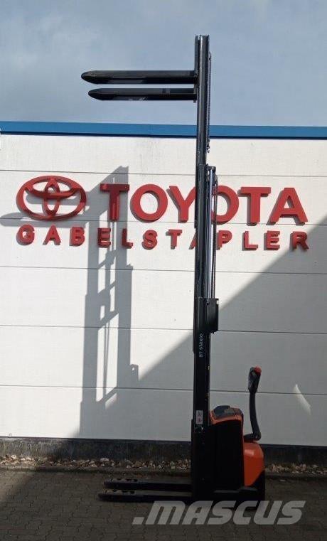 Toyota SWE120L Transpaleti autopropulsanti