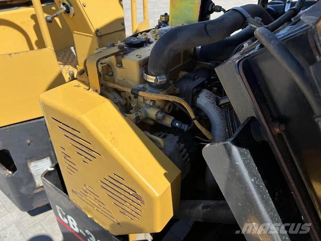 CAT CB 334E Cilindri compactori dubli