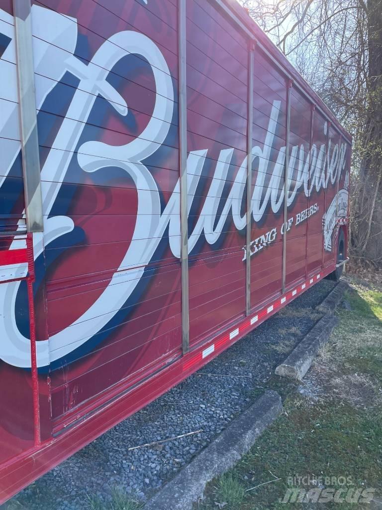 Mickey 18 Bay Remorci transport bauturi