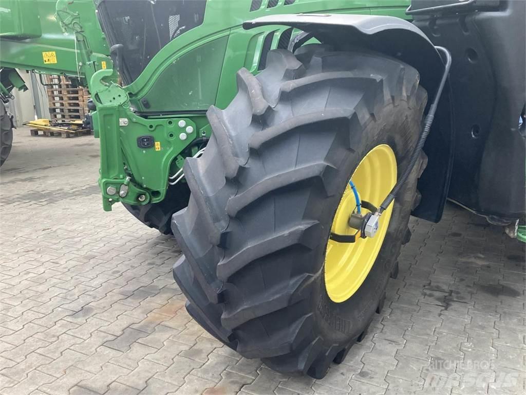 John Deere 6215R Tractoare