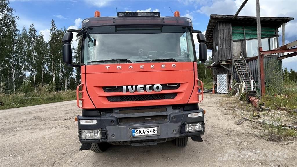 Iveco Trakker Camioane platforma/prelata