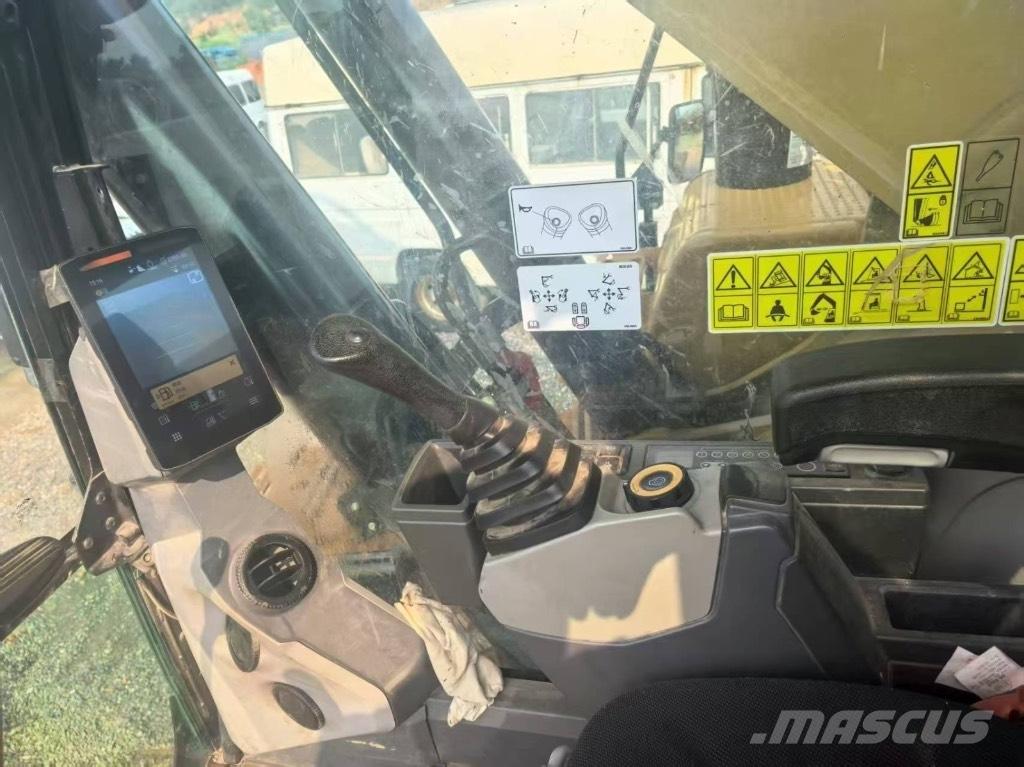 CAT 352 Excavatoare pe șenile
