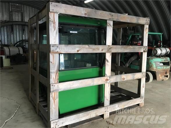 John Deere  Cabine si interior
