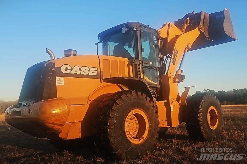 CASE 821 E Incarcator pe pneuri