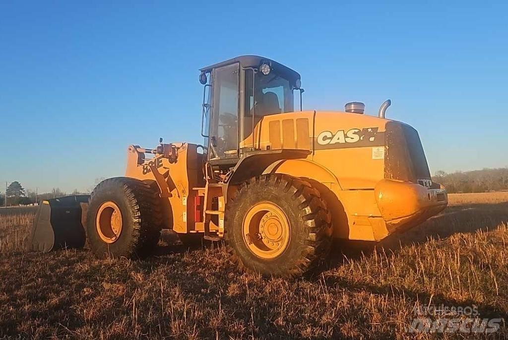CASE 821 E Incarcator pe pneuri
