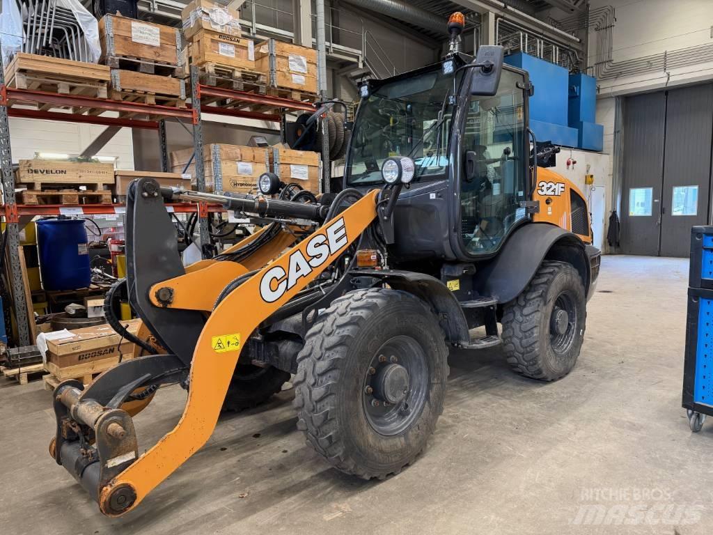 CASE 321F Incarcator pe pneuri
