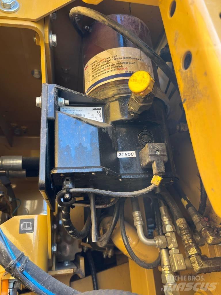 CAT 323 Excavatoare pe șenile
