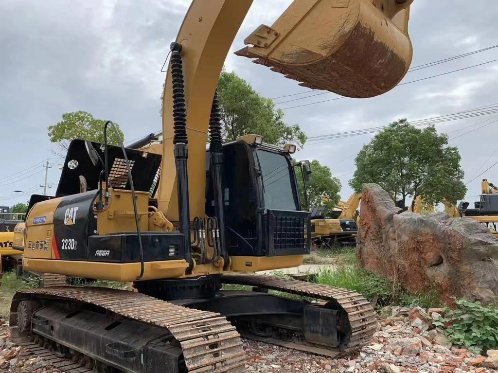 CAT 323D Excavatoare pe șenile
