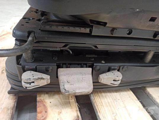 Valtra N 163 chair Cabine si interior