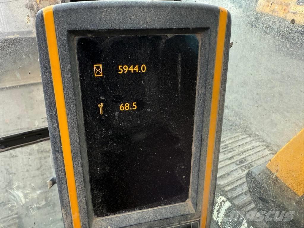 JCB JS 130 LC Excavatoare pe șenile
