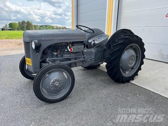 Massey Ferguson ted Tractoare