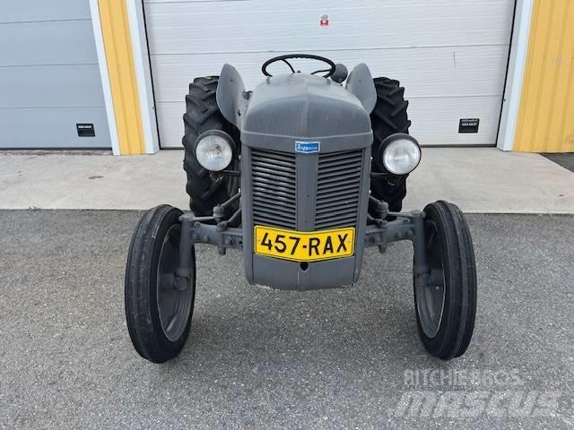 Massey Ferguson ted Tractoare
