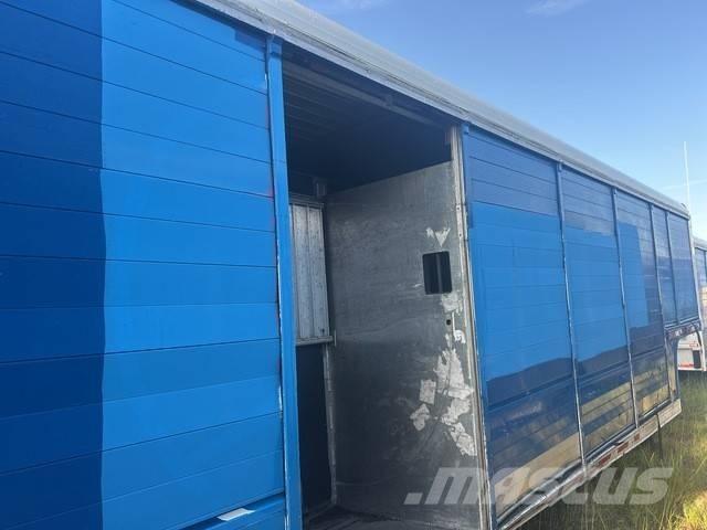 Mickey 16 Bay Remorci transport bauturi