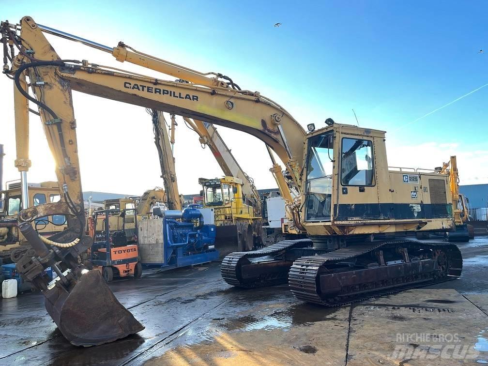 CAT 225 Excavatoare pe șenile
