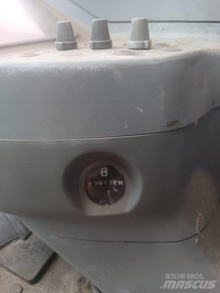 Hitachi EX135W Excavatoare cu roti
