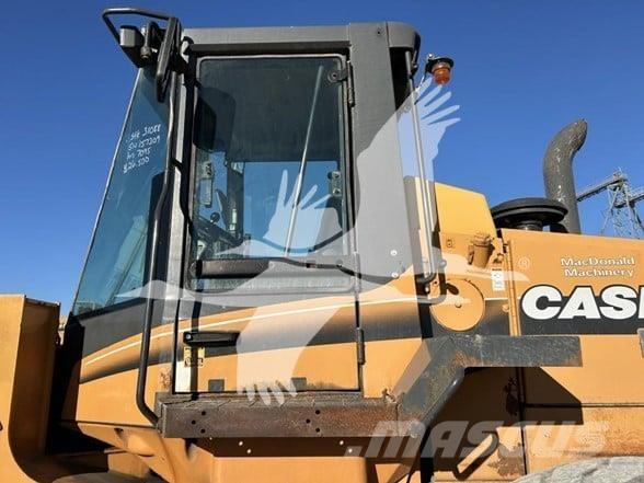 CASE 821C Incarcator pe pneuri