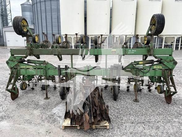 John Deere 845 Cultivatoare de recolte in randuri