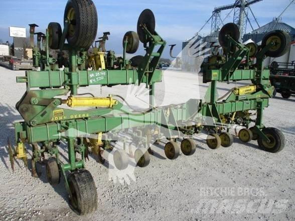 John Deere 85 Cultivatoare de recolte in randuri