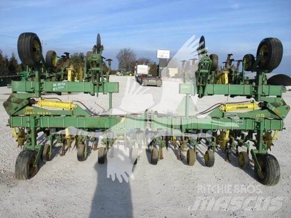 John Deere 85 Cultivatoare de recolte in randuri