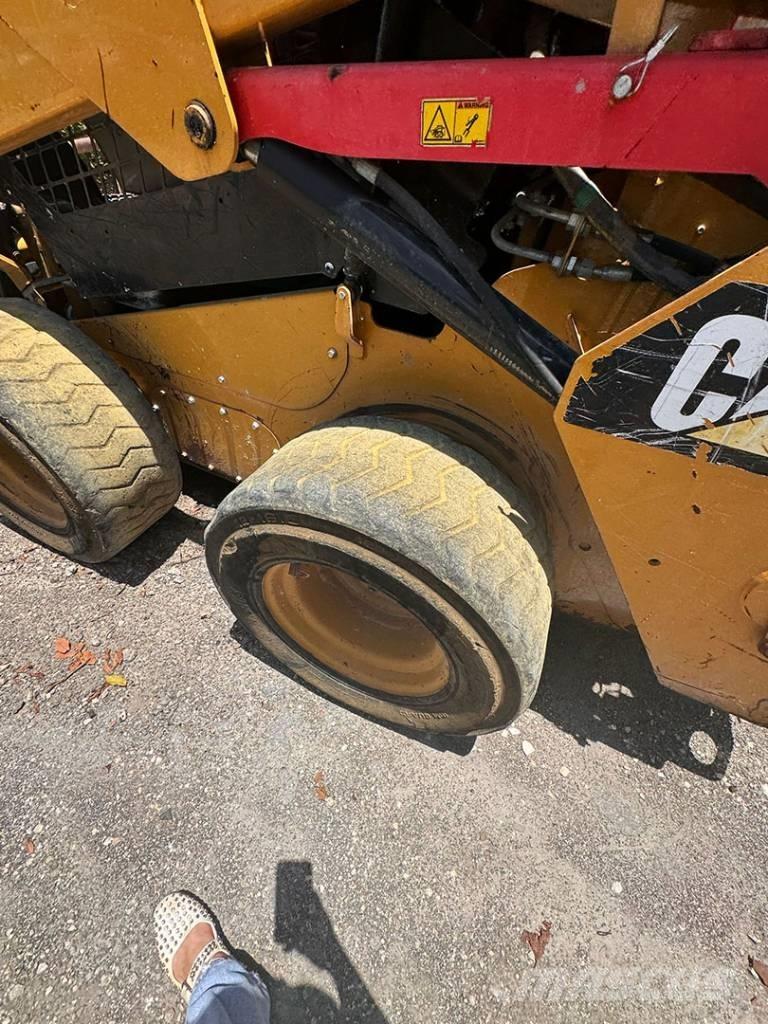 CAT 242 D Mini incarcator