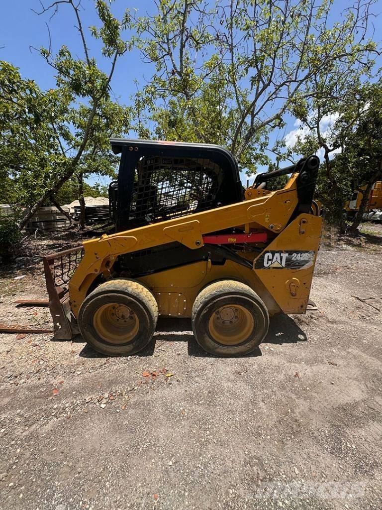 CAT 242 D Mini incarcator