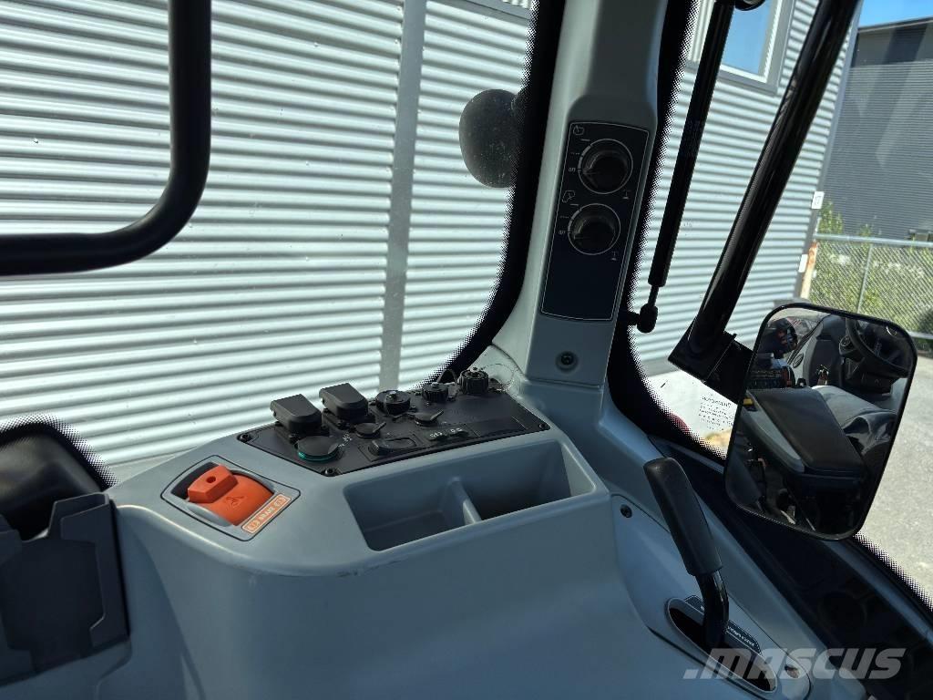 Valtra T 215 Versu Tractoare