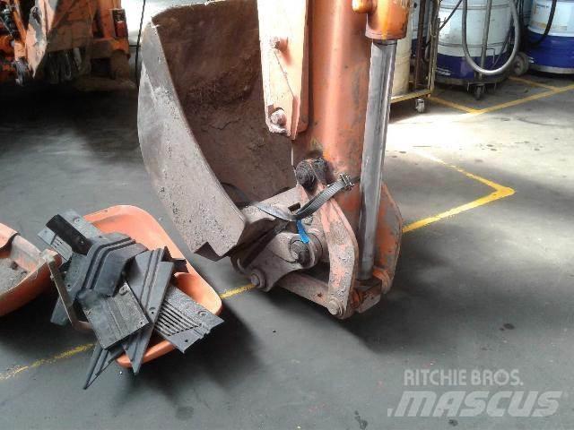 Hitachi FB200 Tractoare