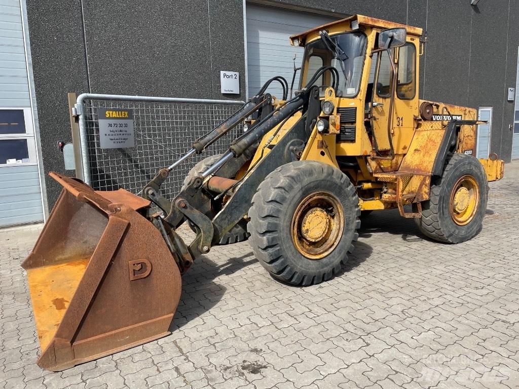 Volvo 4300 Incarcator pe pneuri