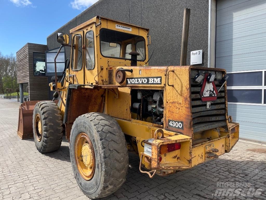 Volvo 4300 Incarcator pe pneuri