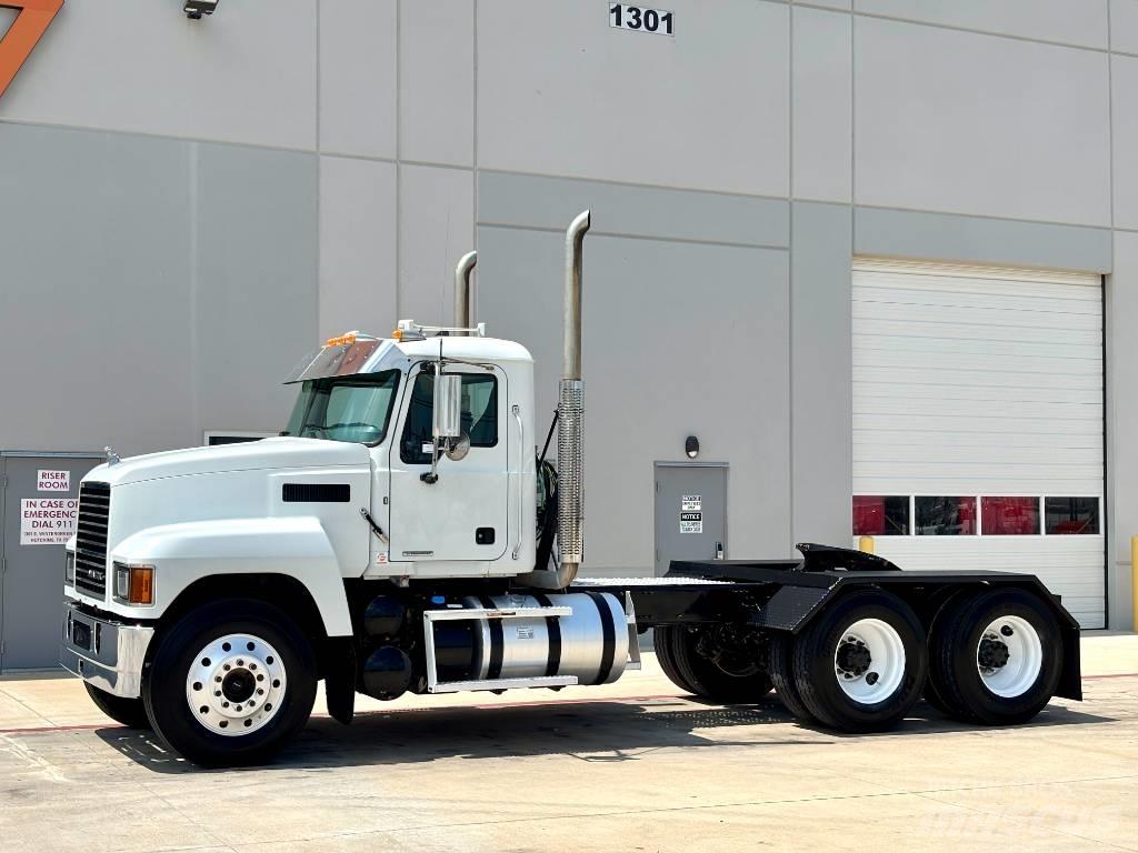 Mack Pinnacle 64T Autotractoare
