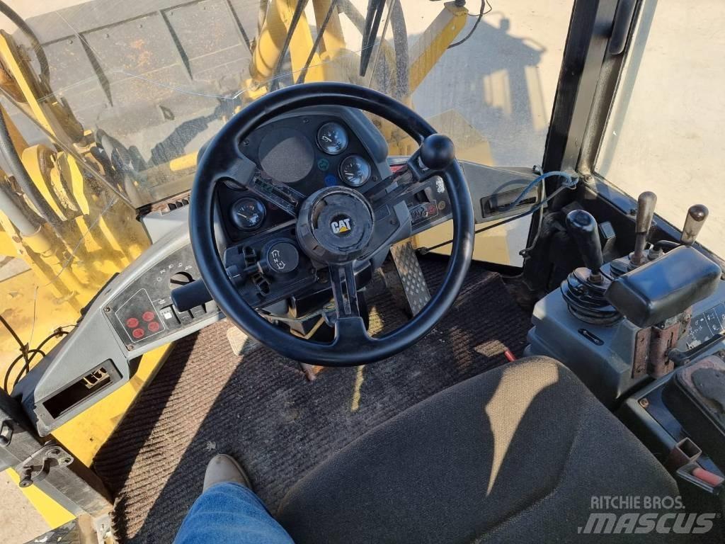 CAT IT 28 G Incarcator pe pneuri