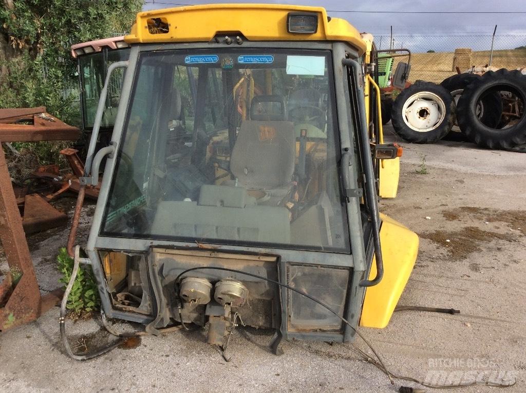 Komatsu WB 97 R Cabine si interior