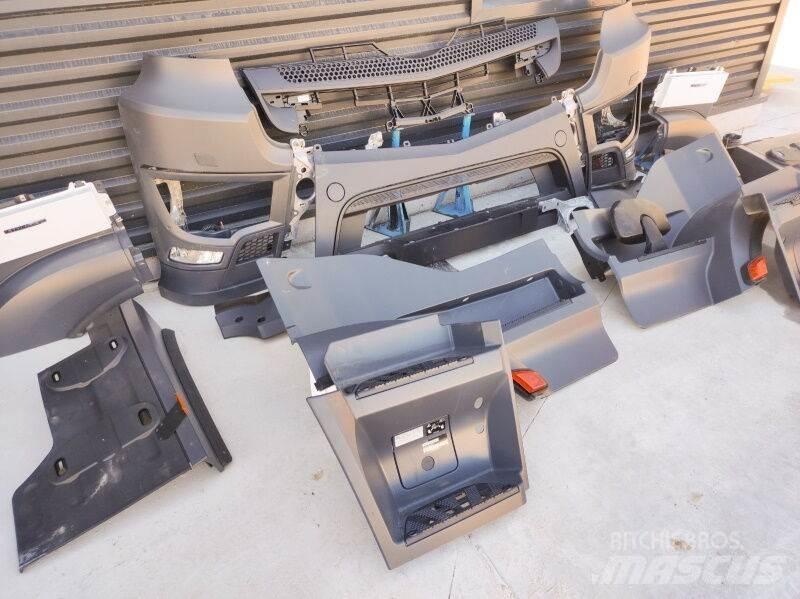 Mercedes-Benz MP4 Cabine si interior